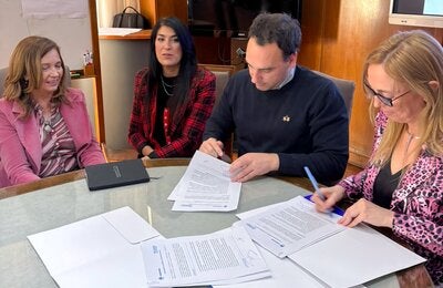 Foto de firma del acuerdo