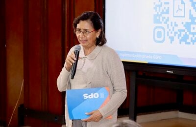 mujer hablando en microfono