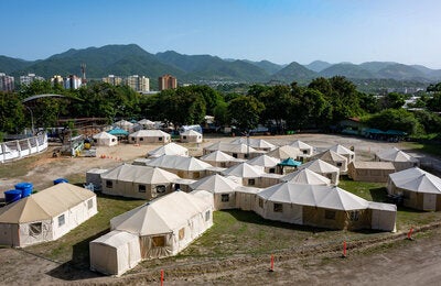 Un hospital de campaña operado por el Equipo Médico de Emergencia (EMT) de Barbados en Venezuela tras los terremotos del 24 de junio. Equipos médicos de emergencia internacionales se desplegaron en el país para trabajar junto al personal de salud venezolano, brindar atención de emergencia y ayudar a mantener los servicios esenciales de salud en las comunidades afectadas.