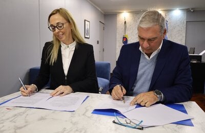 Foto de firma del acuerdo