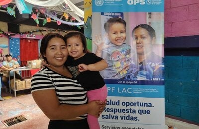 Madre e hija en feria de salud FUNDAMOR