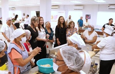 Personas mayores en movimiento realizando taller en Nuevo León