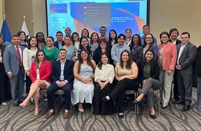 Fotografía grupal de los participantes de la iniciativa para el fortalecimiento de las capacidades nacionales mediante herramientas que transforman los datos epidemiológicos en evidencia económica para respaldar políticas públicas e inversiones en prevención, control y vacunación. 