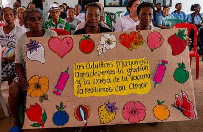 personas sosteniendo una pancarta