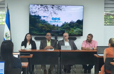 técnicos de PANAFTOSA, OPS El Salvador y el Ministerio de Salud reunidos en torno al envenenamiento de animales venenosos