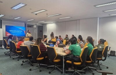 trabajadores del sector salud pública, animal y ambiental participando en el EVIR de Influenza aviar