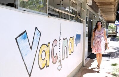 Gestante chegando para se vacinar