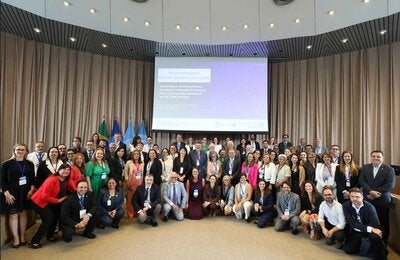 Foto de grupo com autoridades e delegações participantes do Encontro Regional de Redes.