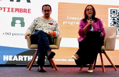 personas en un panel