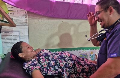 Médico atiende a embarazada en Jamastrán