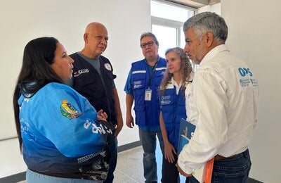 Personal de OPS/OMS Venezuela y equipo de salud de La Guaira, conversan durante la entrega del área rehabilitada.
