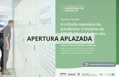 La tarjeta de divulgación informa sobre el aplazamiento de la apertura, en Manaos, de la exposición itinerante “La memoria infinita de la pandemia: la historia de la COVID-19 por todos nosotros, los brasileños”. La imagen muestra a un visitante frente a una instalación de la exposición.