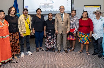 Fotografía grupal con la partición del ministro de Salud de Panamá en compañía de la representante a.i. de la OPS/OMS Panamá y actores importantes de las comunidades indígenas participantes en la jornada