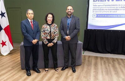 Fotografía protocolar en al acto inicial de apertura del “Taller para el fortalecimiento de la capacidad nacional para el monitoreo de la diabetes y otras enfermedades no transmisibles (ENT) en los establecimientos de atención primaria de salud (APS)”, en la Ciudad de Panamá. 