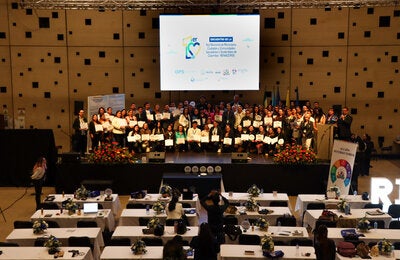 grupo de personas en salon