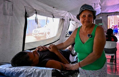 Paciente recibe atención médica en una carpa