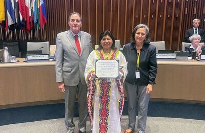 PAHO today presented the 2026 PAHO Award for Health Services Management and Leadership to Dr. Noly Fernández