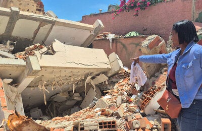 Migdalis Ramos señala el lugar donde antes estuvo su apartamento, que estaba en un piso 3 pero quedó a nivel del suelo