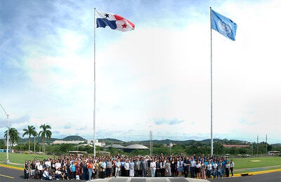 Fotografía panorámica de todos los participantes en la celebración del Día de la Naciones Unidas