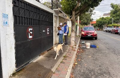 personal de salud y ops registrando número de animales, perros y gatos, casa por casa.