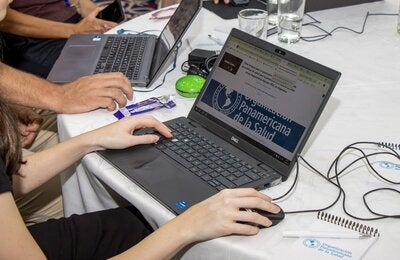 Foto ilustrativa de una persona con una computadora