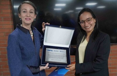 La representante de la OPS/OMS en Colombia, Ana Rivière Cinnamond, entrega una placa al Ministerio de Salud y Protección Social durante el acto de acreditación de 94 municipios por la interrupción de la transmisión vectorial domiciliaria de la enfermedad de Chagas.