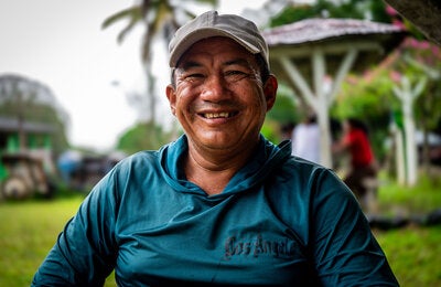 hombre sonriendo a la camara