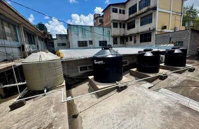 Tanques de abastecimiento de agua en servicio de salud