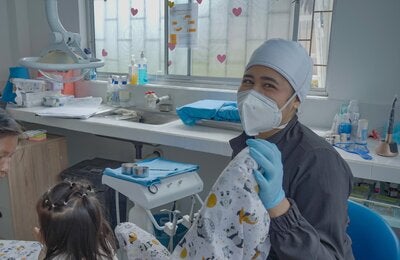 odontóloga sonriendo a la cámara