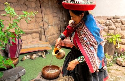 Mujer indígena llevando agua
