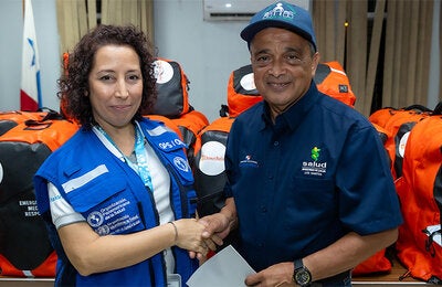 Fotografía protocolar durante la entrega de donación de la OPS/OMS al MINSA Panamá de 20 Mochilas de Emergencias Médicas