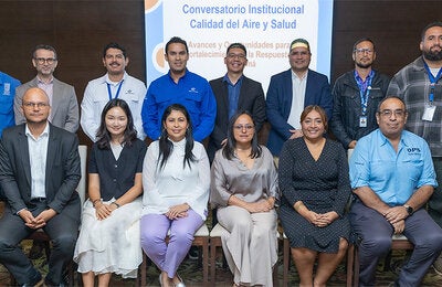 Fotografía grupal de los miembros de la instituciones participantes en la mesa de conversatorio sobre calidad del aire