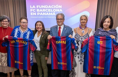 Fotografía grupal de autoridades participantes en la presentación de los proyectos de la Fundación FC Barcelona en Panamá