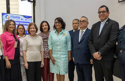 Fotografía grupal de autoridades presentes en el I Congreso Nacional de Salud Mental y Apoyo Psicosocial.