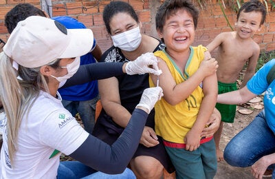 Un niño recibe una vacuna