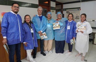personas con uniforme sanitario