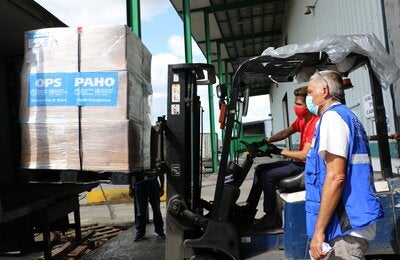 Montaje de carga con donación de OPS/OMS a Cuba