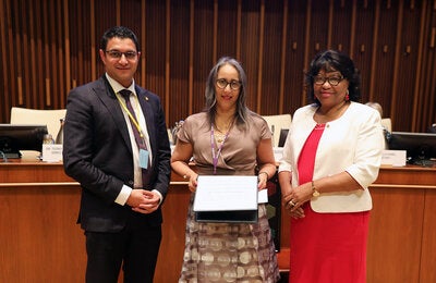  Dr. Reina Roa Rodriguez of Panama accepts her award