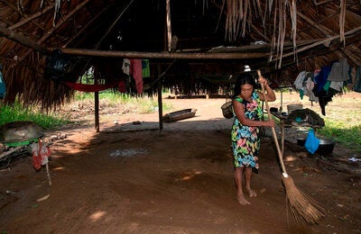 Brasil trabalha para avançar no controle do bicho-de-pé, com colaboração da OPAS