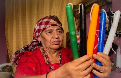 Guía espiritual q'eqchi' realiza una oración