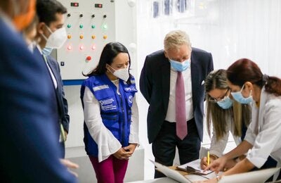 Equipo verificando las vacunas recibidas