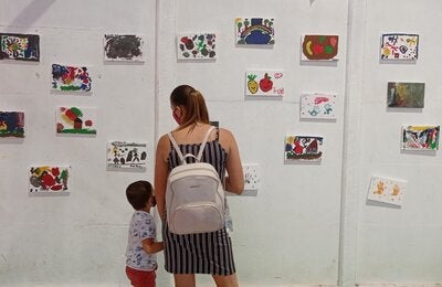 Familias admirando las obras de arte