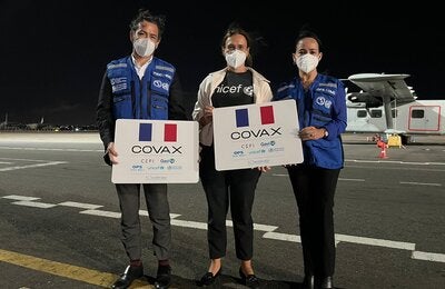 Recibimiento de las vacunas en el aeropuerto