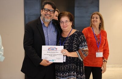 Entrega de certificados a participantes