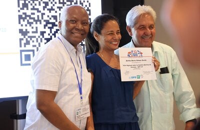 Entrega de certificados a participantes