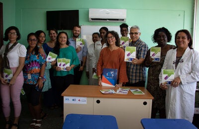 "Trabajadores del Centro de Referncia y participantes en actividad de presentación de proyecto sobre MNT con Canadá