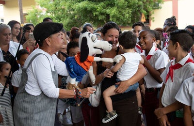 Espectáculo infantil en acto central en Cuba por SVA 2023