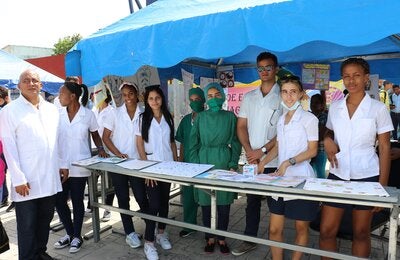 Estudiantes en feria de salud en Santiago de Cuba por los 120 años de OPS
