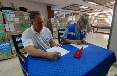 Firma entrega de donación a Pinar del Río en respuesta a huracán Ian
