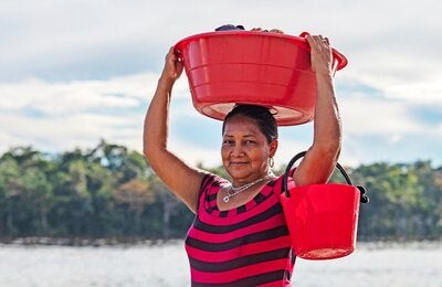 Mujer lavando ropa